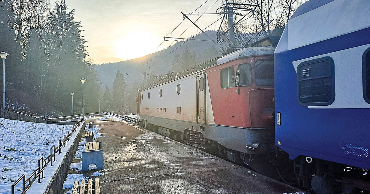 Csigalassúsággal haladnak Romániában a 120 km/h sebességre tervezett vonatok